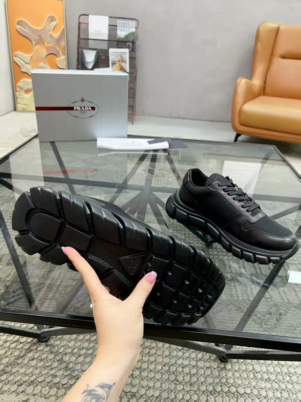 P440 Yuan 38-45 Prada Prada’s new men’s leather sneakers, the highest version on the market, any comparison is welcome🆚! The original leather has excellent texture and is super high-end! Fetal sheep net lining imported from Italy, removable pad! Luxurious materials and fine workmanship, highly recommended!
